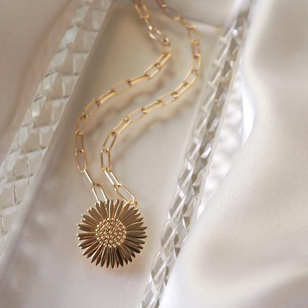 Picture of a gold daisy necklace by Daisy London